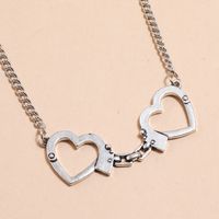 Einfache Mode Hohle Doppelherz Schlüsselbeinkette Herzförmige Handschellen Paar Halskette main image 3
