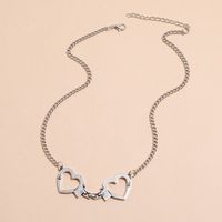 Einfache Mode Hohle Doppelherz Schlüsselbeinkette Herzförmige Handschellen Paar Halskette main image 4