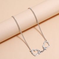 Einfache Mode Hohle Doppelherz Schlüsselbeinkette Herzförmige Handschellen Paar Halskette main image 5