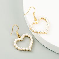 Korean New Retro Geometric Heart-shaped Pearl Earrings Sweet Girl Simple Earrings Wholesale main image 1
