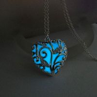 Hot-selling Hollow Heart-shaped Luminous Jewelry Peach Heart Diamond Sea Heart Necklace Wholesale sku image 1