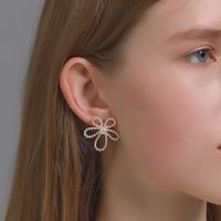 S925 Silver Needle Pearl Flower Simple Sweet Gradient Hollow Flower Boucles D&#39;oreilles main image 3