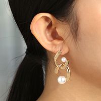 Creative Retro Fashion Symmetrical Metal Fashion Ladies Baroque Pearl Earrings Wholesale main image 3