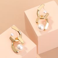 Creative Retro Fashion Symmetrical Metal Fashion Ladies Baroque Pearl Earrings Wholesale main image 4