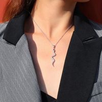 Fashion Curved Snake-shaped Pendant Necklace main image 4