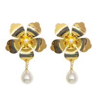 Neue Art Ohrringe Legierung Diamantbesetzte Handwerkskunst Blumenförmige Perlenohrringe main image 1