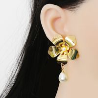 Neue Art Ohrringe Legierung Diamantbesetzte Handwerkskunst Blumenförmige Perlenohrringe main image 3