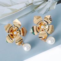 Neue Art Ohrringe Legierung Diamantbesetzte Handwerkskunst Blumenförmige Perlenohrringe main image 4