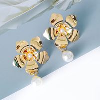 Neue Art Ohrringe Legierung Diamantbesetzte Handwerkskunst Blumenförmige Perlenohrringe main image 5