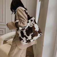 Black And White Checkerboard Large Capacity Plush Tote Bag Autumn And Winter New Simple Plush Shoulder Bag main image 6