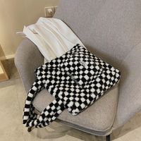 Black And White Checkerboard Large Capacity Plush Tote Bag Autumn And Winter New Simple Plush Shoulder Bag main image 4