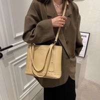 Large Capacity Bag Women's Bag 2021 New Fashion Autumn Winter Retro Shoulder Messenger Bag Versatile High Sense Tote Bag main image 3