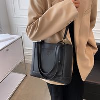 Large Capacity Bag Women's Bag 2021 New Fashion Autumn Winter Retro Shoulder Messenger Bag Versatile High Sense Tote Bag main image 5