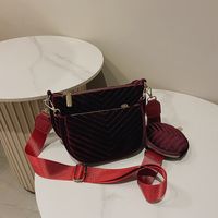 2021 Nouveau Sac À Bandoulière Large À Une Épaule En Velours Doré Automne Et Hiver Mode Messenger Petit Sac À Bandoulière sku image 1