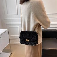 Plush Chain Shoulder Bag Lock Rhombus Women's Bag New 2021ins Furry Autumn And Winter Simplicity Fashion Small Square Bag sku image 3