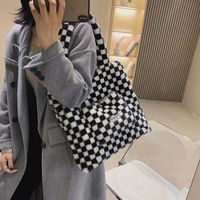 Black And White Checkerboard Large Capacity Plush Tote Bag Autumn And Winter New Simple Plush Shoulder Bag sku image 1