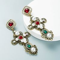 Européen Et Américain Populaire Nouveau Creux Alliage Strass Clouté Grande Croix Perle Rétro Boucles D'oreilles Accessoires main image 2