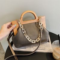Autumn And Winter New Wooden Handle Fashion Chain Fold Striped Shoulder Simple Messenger Bag sku image 8