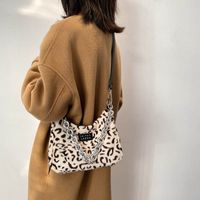 Sac En Peluche Femme Automne Et Hiver 2021 Nouveau Sac Messager Sous Les Bras À Une Épaule À Chaîne Épaisse sku image 1