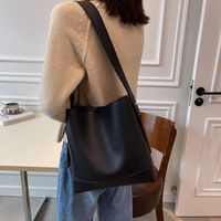 Bucket Bag Autumn Soft Leather Large-capacity Bag 2021 New Work Commute Shoulder Messenger Bag sku image 1