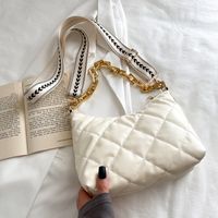 Bolso Pequeño Popular De Este Año Bolso De Mujer 2022 Nueva Moda Estilo Rombico Occidental Bolso De Mensajero Internet Celebrity Bolso De Cadena De Color Sólido sku image 1