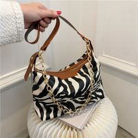 Fashion Simple Shoulder Bag Texture Popular Chain Casual Leopard Underarm Bag sku image 2