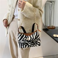 Fashion Simple Shoulder Bag Texture Popular Chain Casual Leopard Underarm Bag main image 5