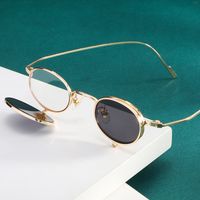 European And American Retro Steampunk Small Frame Sunglasses Men's Personalized Hip Hop Round Frame Clamshell Sunglasses Women's Fashion Shades main image 2