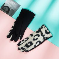 European And American Leopard Print Leather Button Fleece Gloves main image 3