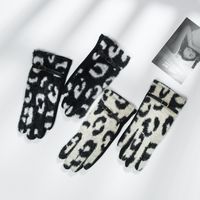 European And American Leopard Print Leather Button Fleece Gloves main image 4