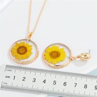 Europe And America Cross Border Ornament Creative Resin Round Dried Flower Daisy Necklace Earrings Sunflower Sunflower Ornament main image 5