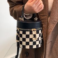 Bolso De Mensajero De Un Solo Hombro Con Tablero De Ajedrez De Nicho De Otoño E Invierno, Bolso De Cubo Portátil De Moda Para Todos Los Partidos main image 4