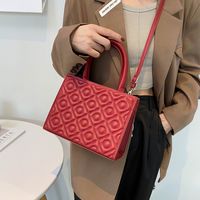Retro Solid Color Handbag Fashion Shoulder Bag Casual Rhombus Embossing Messenger Bag main image 5
