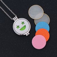 Européen Et Américain Ins Halloween Personnalisé Aromathérapie Chaîne Peut Être Ouvert Émettant De La Lumière Pendentif De Mode Collier Pendentif En Gros main image 3