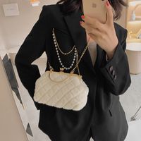 Lingge Chain Portable Autumn And Winter Soft Surface Fashion Plush One-shoulder Messenger Bag sku image 1