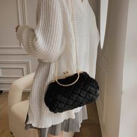 Lingge Chain Portable Autumn And Winter Soft Surface Fashion Plush One-shoulder Messenger Bag sku image 3
