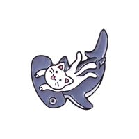 Broche De Aleación De Mundo Animal Marino Creativo De Dibujos Animados Lindo Tiburón Comiendo Broche De Esmalte En Forma De Gato sku image 2