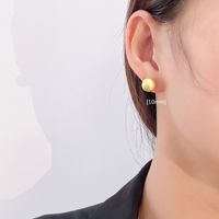 Boucles D&#39;oreilles Coréennes En Argent S925 Design Sens Simples Boucles D&#39;oreilles Petites Perles Rondes Plaquées Or main image 3