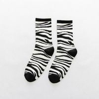 Automne Et Hiver Nouvelle Série Japonaise Noir Et Blanc Motif Zèbre Dames Chaussettes Mi-tube En Gros sku image 1