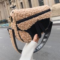 Nouveau Sac De Messager En Peluche De Niche Sac De Selle À Une Épaule Sous Les Bras main image 4