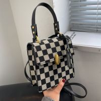 Best Selling Bag Women's Autumn And Winter 2021 New Fashion Retro Crossbody Ins Niche Chessboard Plaid Portable Small Square Bag main image 3