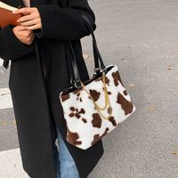 Printed Chain Tote Bag 2021 New Autumn And Winter Large Capacity Chain Plush One-shoulder Hand Carrying Plush Women's Bag Simple main image 3