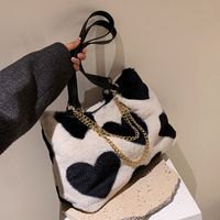Printed Chain Tote Bag 2021 New Autumn And Winter Large Capacity Chain Plush One-shoulder Hand Carrying Plush Women's Bag Simple main image 4
