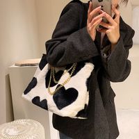 Printed Chain Tote Bag 2021 New Autumn And Winter Large Capacity Chain Plush One-shoulder Hand Carrying Plush Women's Bag Simple main image 5