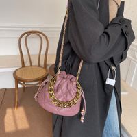 Femmes Faux Cuir Lingge Vêtement De Rue Seau Chaîne De Caractères Sac Seau main image 4