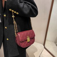 حقيبة صغيرة لحقيبة سلسلة من الحقائب النسائية Ins2021 قفل جديد أنيق اللون أحادي الكتف ، حقيبة نسائية ، حقيبة سرج sku image 1