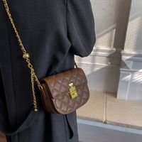 حقيبة صغيرة لحقيبة سلسلة من الحقائب النسائية Ins2021 قفل جديد أنيق اللون أحادي الكتف ، حقيبة نسائية ، حقيبة سرج sku image 4