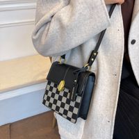 Best Selling Bag Women's Autumn And Winter 2021 New Fashion Retro Crossbody Ins Niche Chessboard Plaid Portable Small Square Bag sku image 1