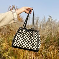 Popular Chessboard Plaid Large Capacity Bag For Women 2021 Autumn And Winter New Fashionable All-match High-grade Fashion Shoulder Tote Bag main image 3