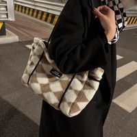 Large-capacity Fashion Winter One-shoulder Plush Messenger Simple Tote Bag main image 3